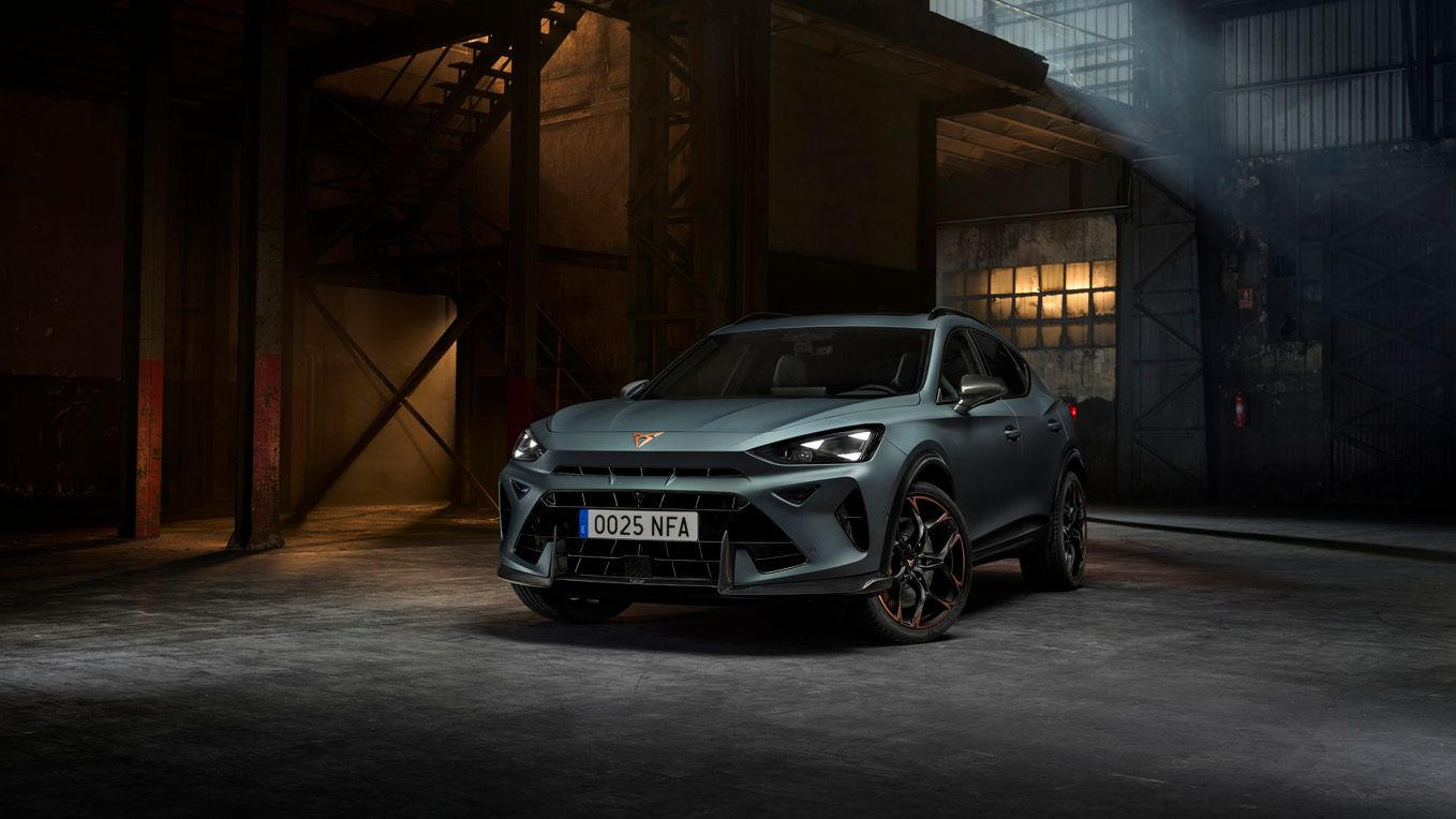 Pohled zepředu na nový model CUPRA Formentor VZ5, zaparkovaný v nočním prostředí, který ukazuje detaily jeho designu.