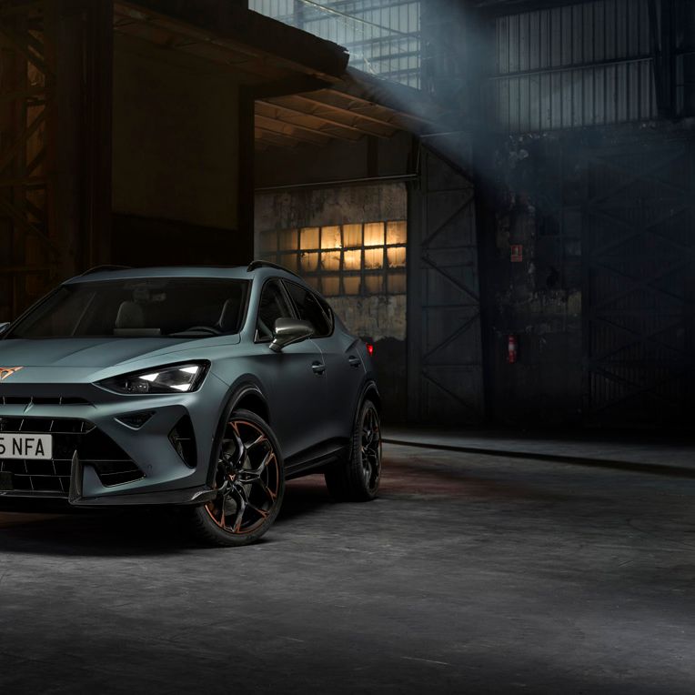 Pohled zepředu na nový model CUPRA Formentor VZ5, zaparkovaný v nočním prostředí, který ukazuje detaily jeho designu.