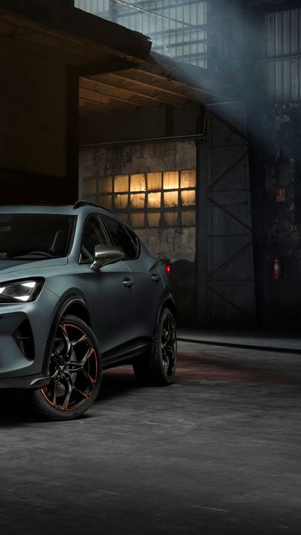 Pohled zepředu na nový model CUPRA Formentor VZ5, zaparkovaný v nočním prostředí, který ukazuje detaily jeho designu.