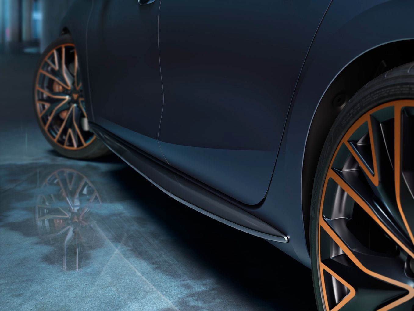 Nový kompaktní sportovní vůz CUPRA Leon 5D ehybrid v barvě magnetic šedá matná, boční pohled zpředu při nabíjení