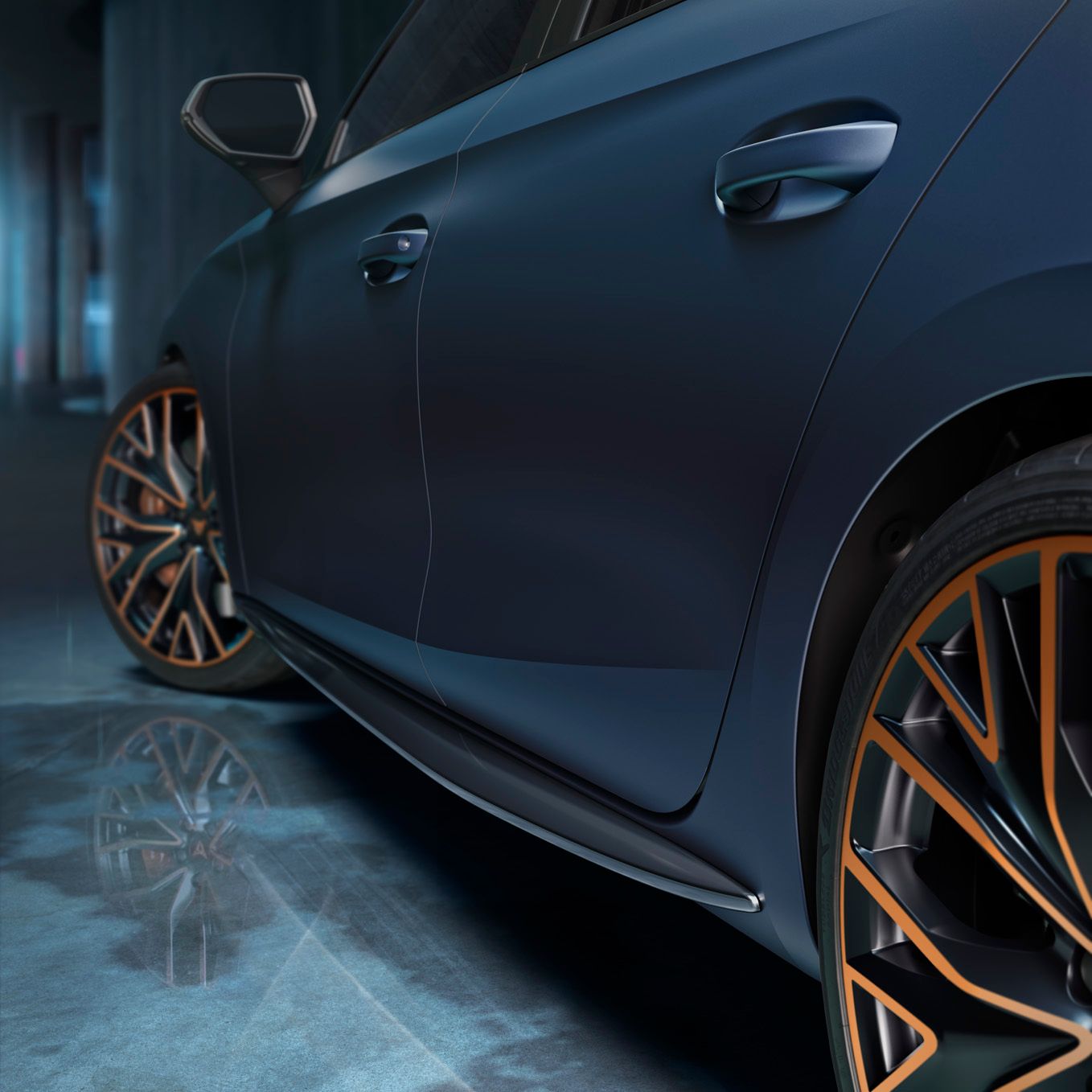 Nový kompaktní sportovní vůz CUPRA Leon 5D ehybrid v barvě magnetic šedá matná, boční pohled zpředu při nabíjení