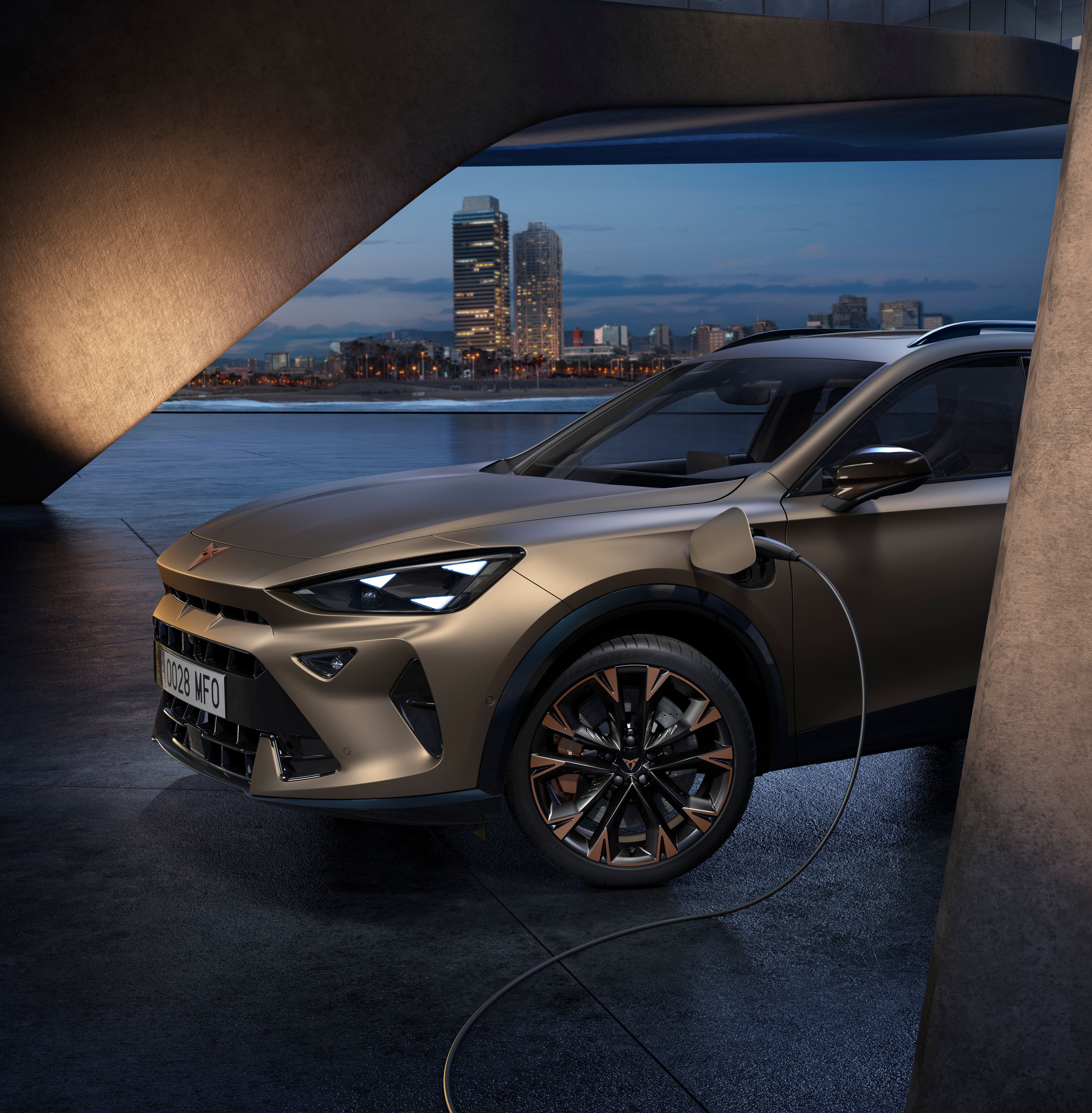 Nová CUPRA Formentor e-HYBRID v barvě Century bronze matt