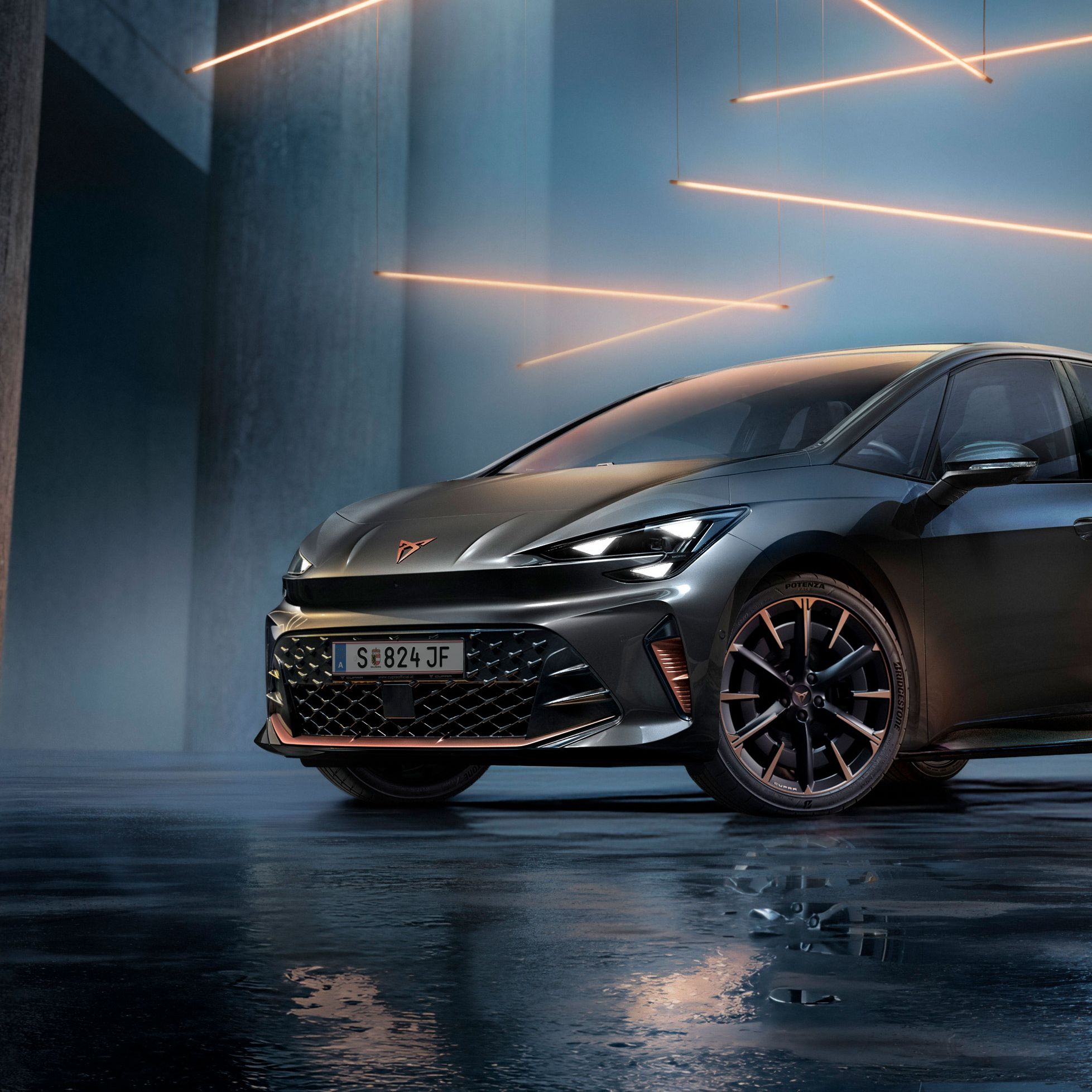 Dynamický pohled na modernizovaný model CUPRA Born VZ zepředu pod úhlem 3/4, zdůrazňující jeho sportovní design, atletické proporce a progresivní elektrický charakter.