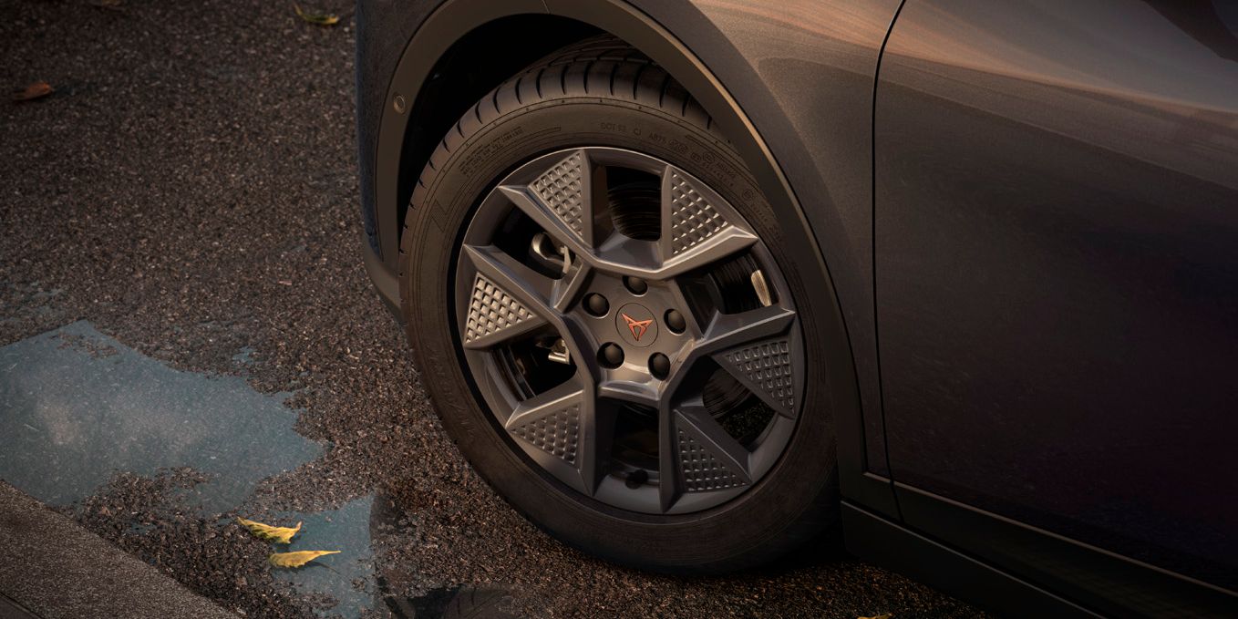 CUPRA Raval – Detail 17" kola RAVAL, které kombinuje moderní design, sportovní styl a funkčnost, a podtrhuje dynamický charakter elektrického vozu CUPRA.