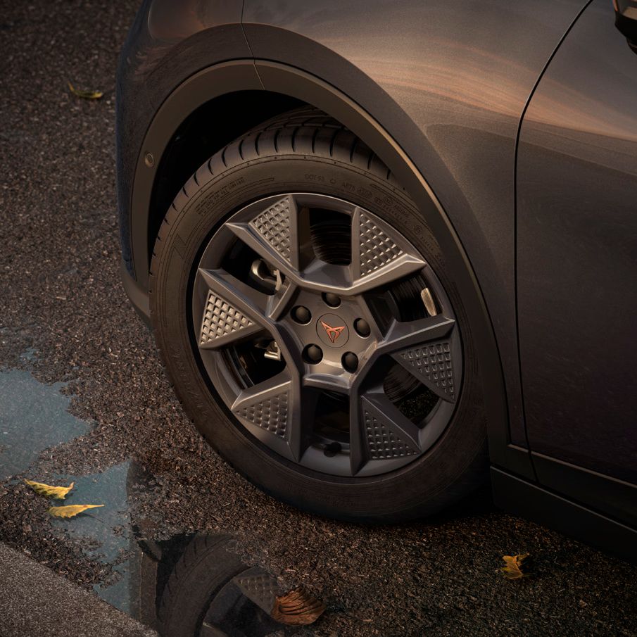 CUPRA Raval – Detail 17" kola RAVAL, které kombinuje moderní design, sportovní styl a funkčnost, a podtrhuje dynamický charakter elektrického vozu CUPRA.