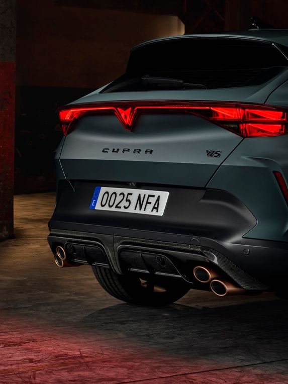 3/4 pohled zezadu na model CUPRA Formentor VZ5, který předvádí výfukové trubky Copper Diagonal a znak VZ5.