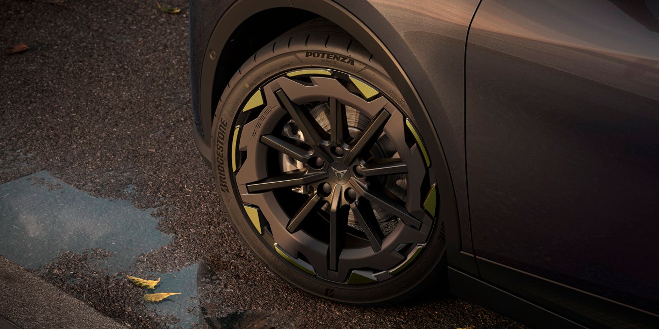 CUPRA Raval – Detail 19" kola REBEL SULFUR s exkluzivním designem, který zvýrazňuje sportovní charakter, prémiový vzhled a jedinečnou osobnost elektrického vozu CUPRA.