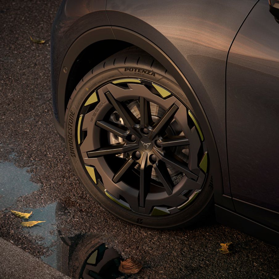 CUPRA Raval – Detail 19" kola REBEL SULFUR s exkluzivním designem, který zvýrazňuje sportovní charakter, prémiový vzhled a jedinečnou osobnost elektrického vozu CUPRA.