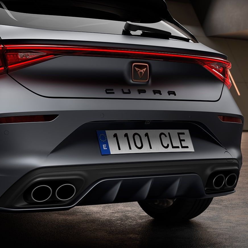 Nový kompaktní sportovní vůz CUPRA Leon 5D ehybrid, skořepinová sedadla čalouněná pravou černou kůží