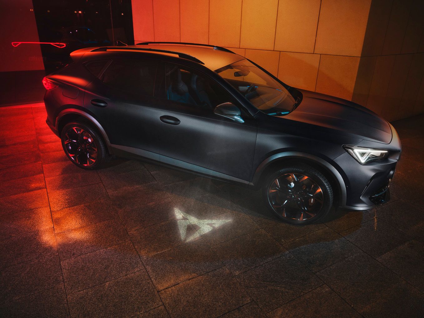 nový kompaktní SUV Cupra Formentor s uvítacím světlem pod zpětným zrcátkem