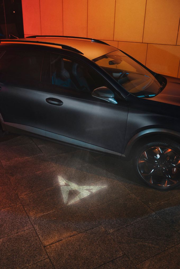 nový kompaktní SUV Cupra Formentor s uvítacím světlem pod zpětným zrcátkem