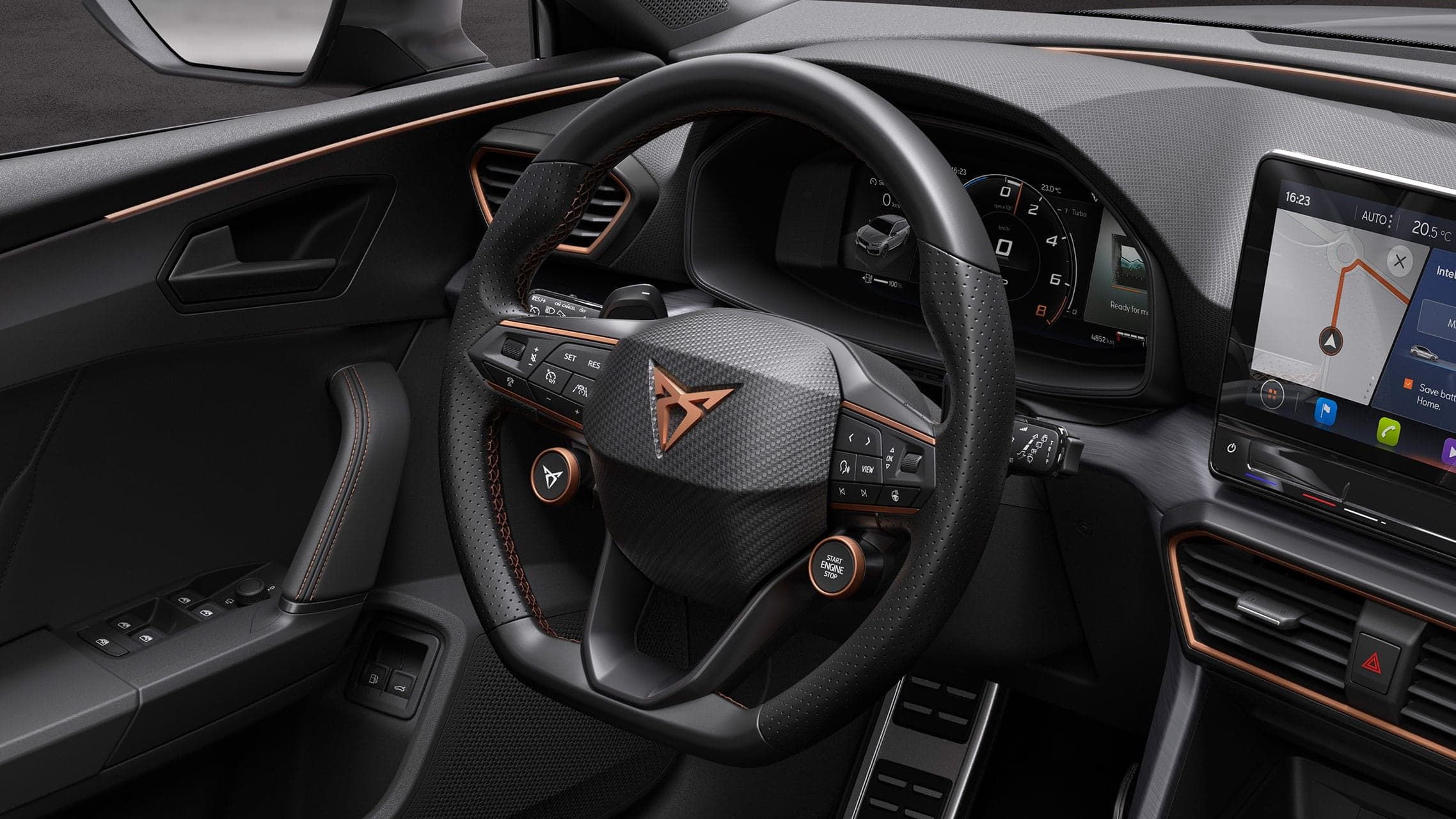 rodinný sportovní vůz CUPRA Leon Sportstourer ehybrid, pohled na interiér s koženým volantem a tlačítkem pro jízdní režimy