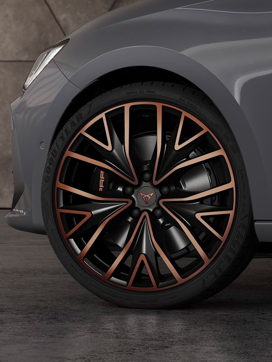 19“ kola z lehkých slitin nového rodinného sportovního vozu CUPRA Leon Sportstourer ehybrid v barvě graphene šedá