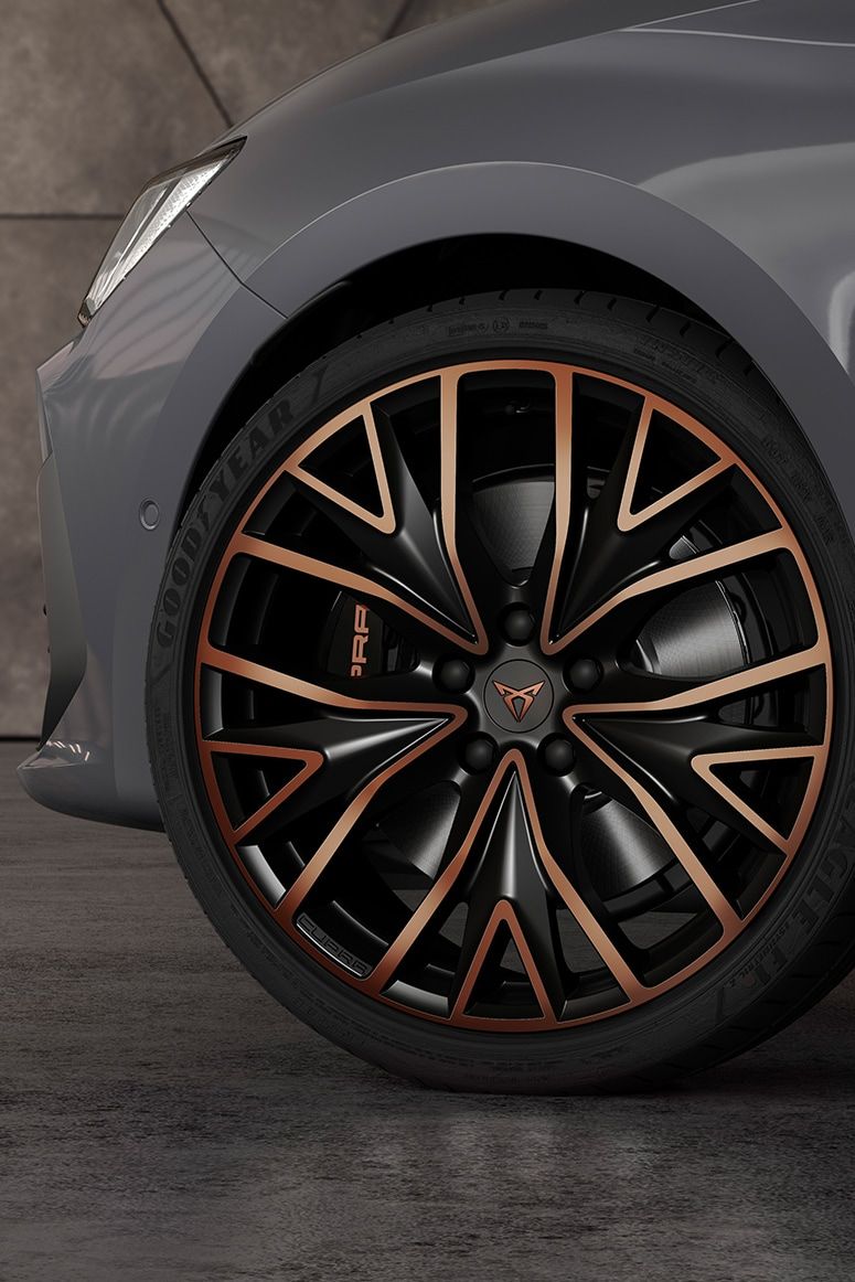 19“ kola z lehkých slitin nového rodinného sportovního vozu CUPRA Leon Sportstourer ehybrid v barvě graphene šedá