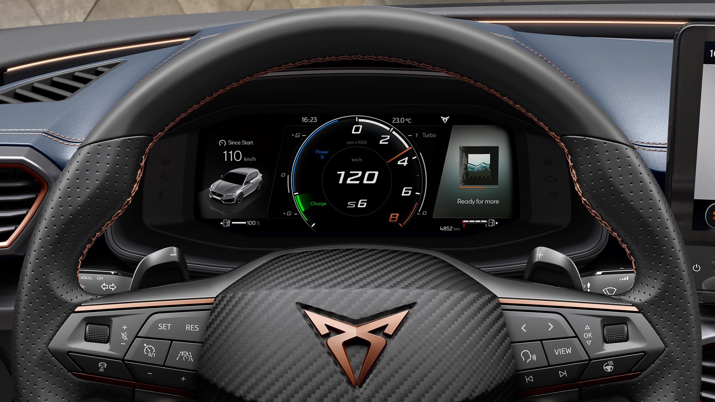 Nový kompaktní sportovní vůz CUPRA Leon 5D ehybrid, pohled do interiéru na palubní desku s 10,25“ dotykovou obrazovkou