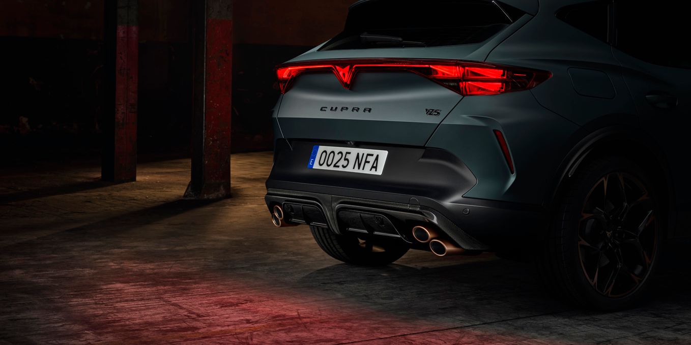 3/4 pohled zezadu na model CUPRA Formentor VZ5, který předvádí výfukové trubky Copper Diagonal a znak VZ5.