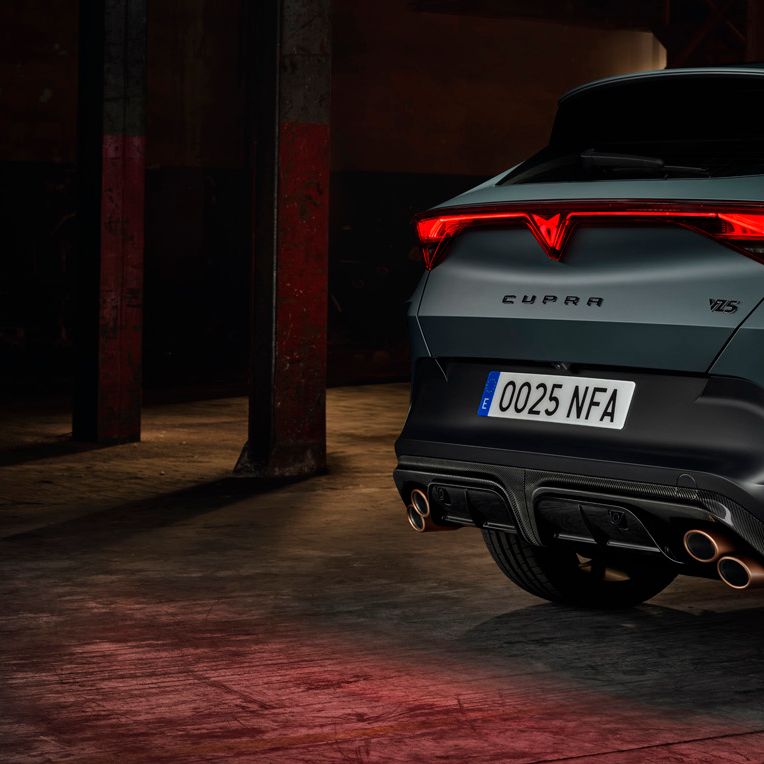 3/4 pohled zezadu na model CUPRA Formentor VZ5, který předvádí výfukové trubky Copper Diagonal a znak VZ5.