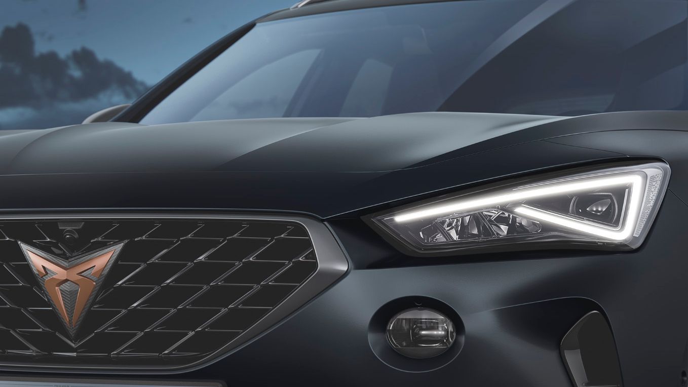 nové kompaktní SUV Cupra Formentor s chromovanou přední maskou zdobenou logem CUPRA