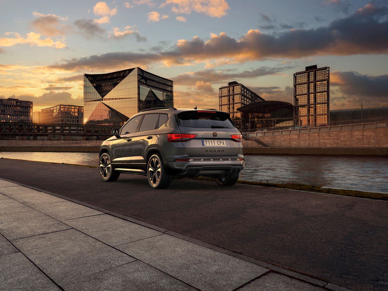 CUPRA Ateca 2020 v barvě rodium šedá projíždí vodou