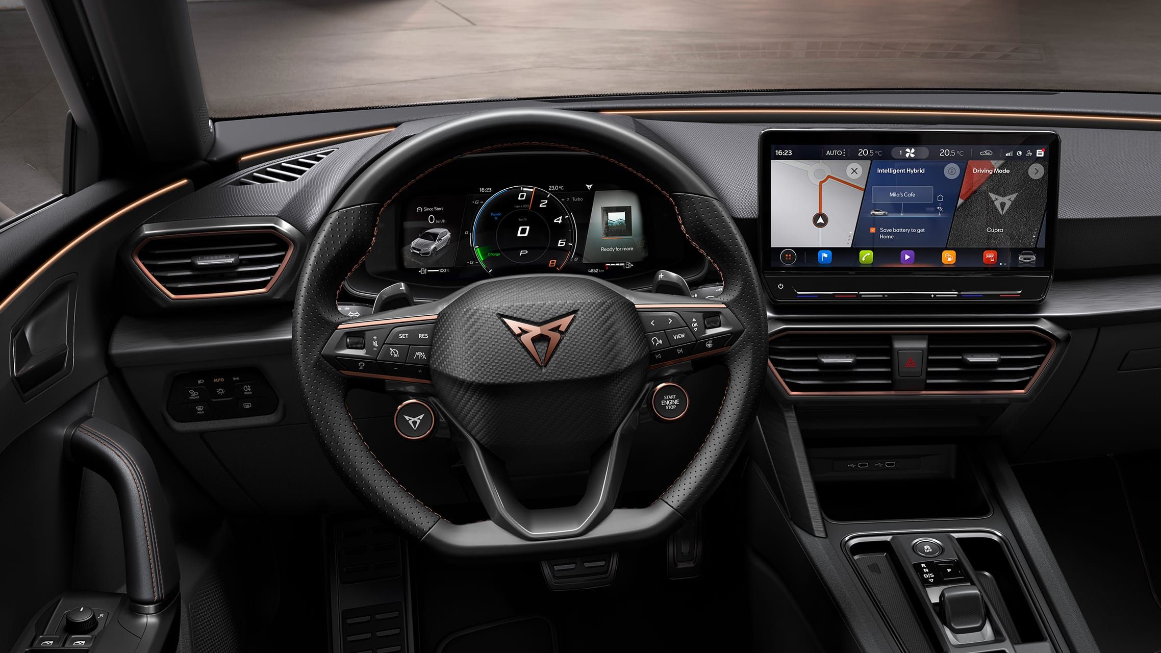 Nový kompaktní sportovní vůz CUPRA Leon 5D ehybrid, pohled do interiéru na palubní desku a kožený volant