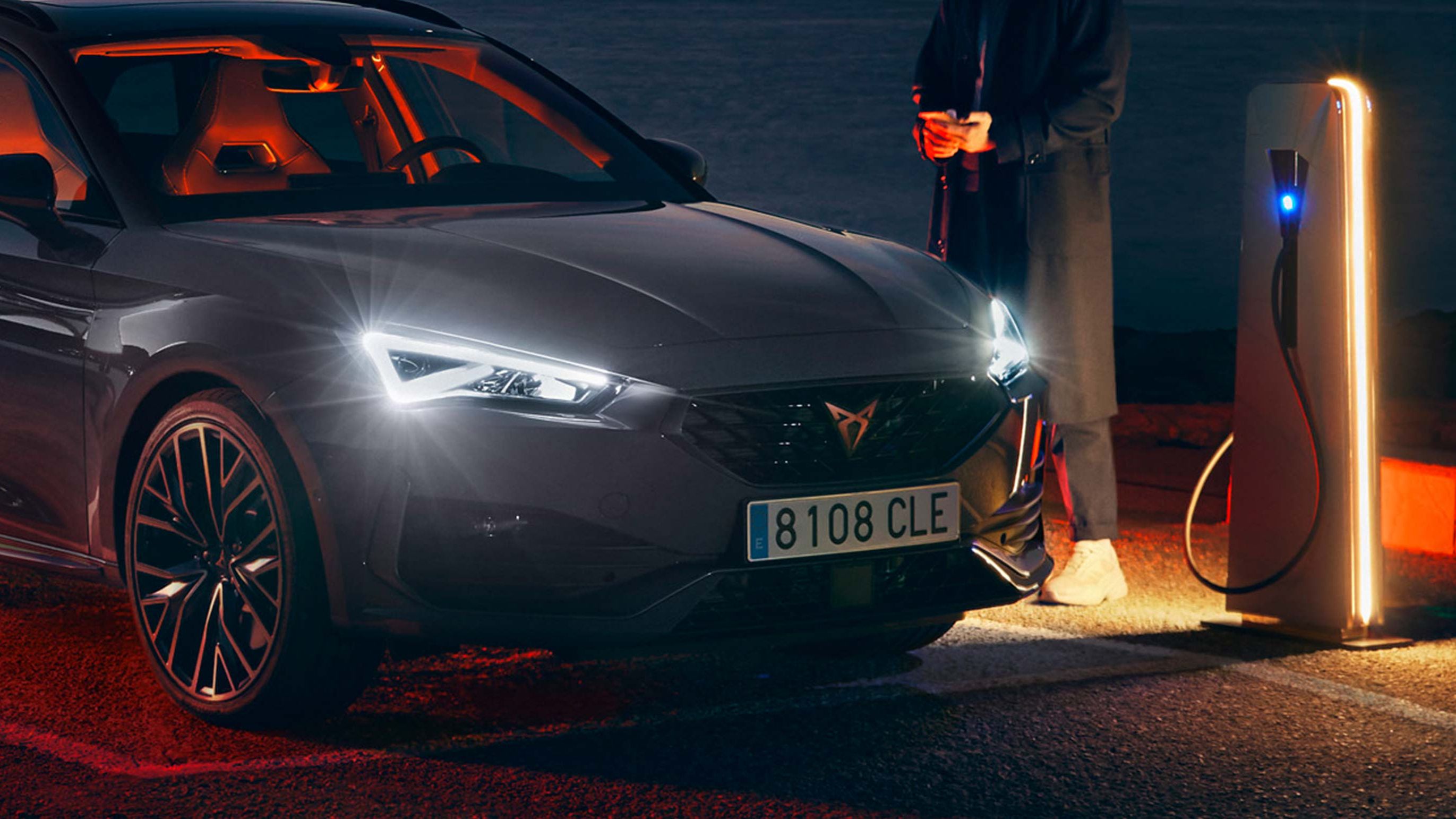 rodinný sportovní vůz CUPRA Leon Sportstourer ehybrid v barvě graphene šedá s plug-in hybridním motorem o výkonu 245 k a podvozkem dcc, pohled ze strany