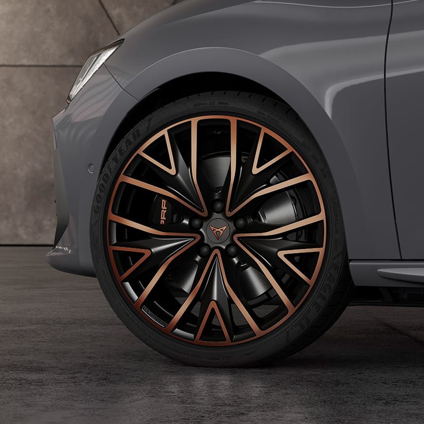 Nový kompaktní sportovní vůz CUPRA Leon 5D ehybrid s 19“ Performance koly z lehkých slitin v barvách saténově černá a měděná. Pohled zblízka.