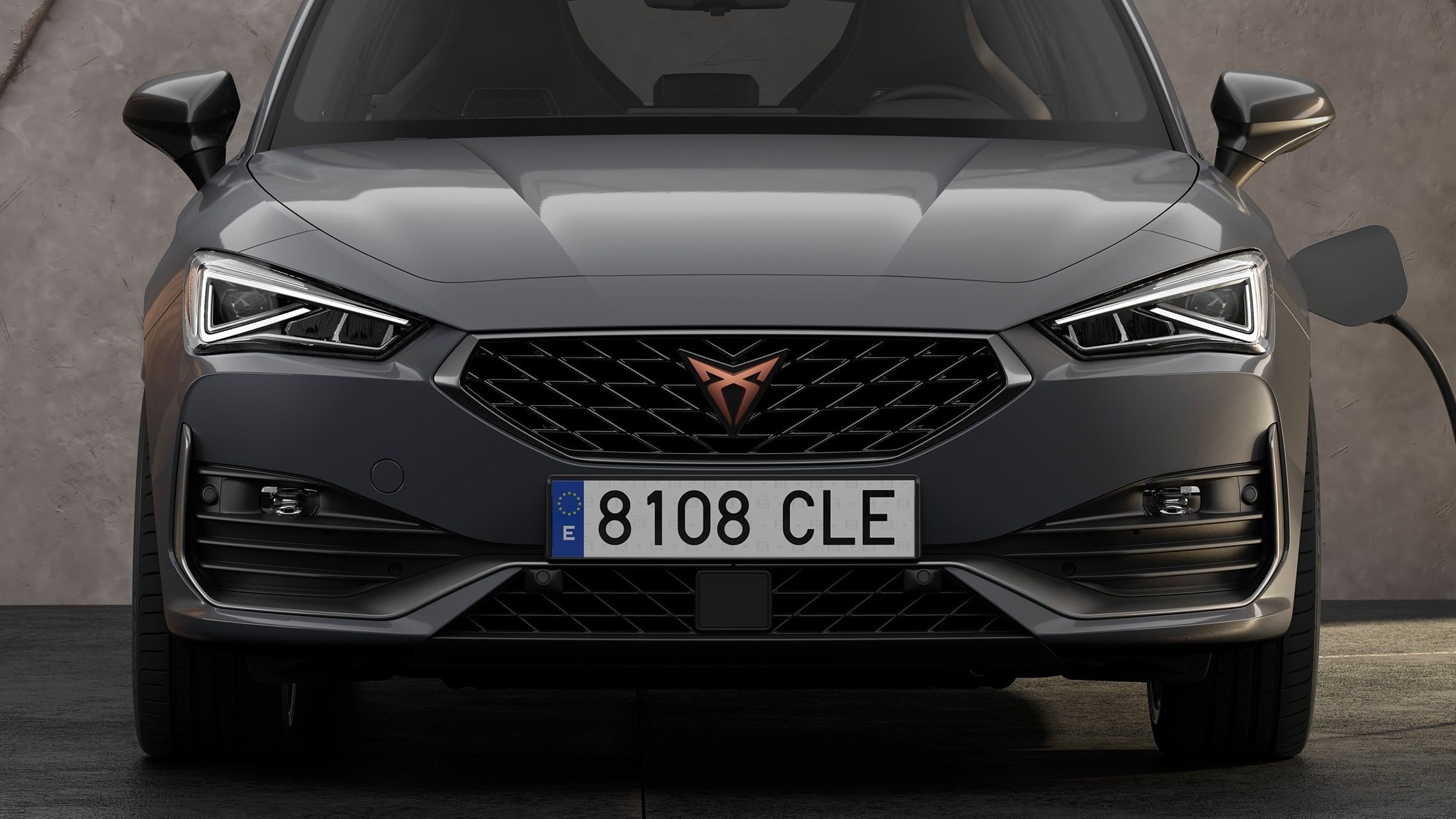 Nový rodinný sportovní vůz CUPRA Leon Sportstourer ehybrid, pohled zblízka na masku chladiče s doplňky z tmavého hliníku