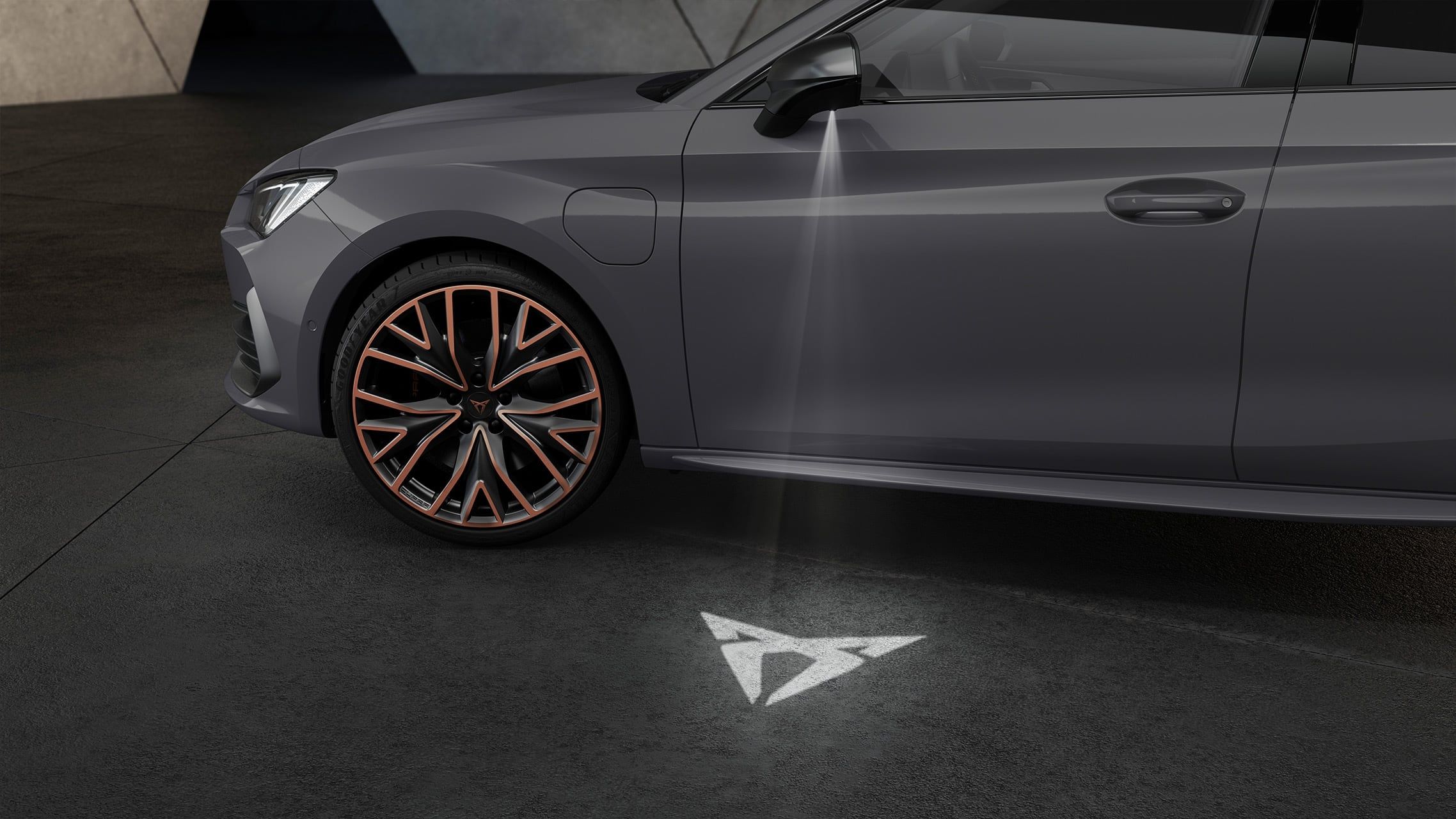 Uvítací světlo Welcome light nového modelu CUPRA Leon Sportstourer ehybrid