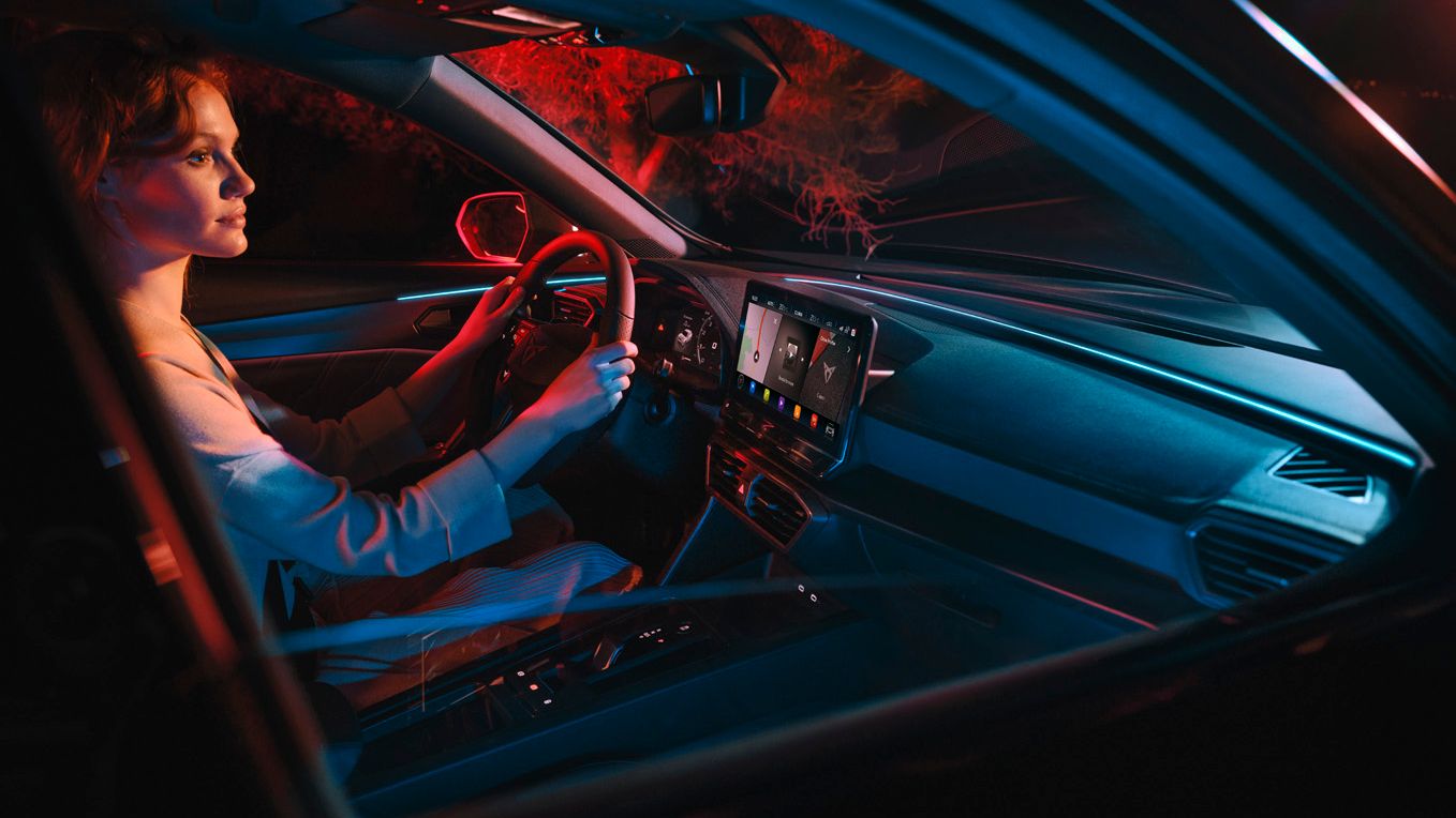 Nová cupra formentor se sedadly s modrou kůží Petrol blue a měděným prošíváním