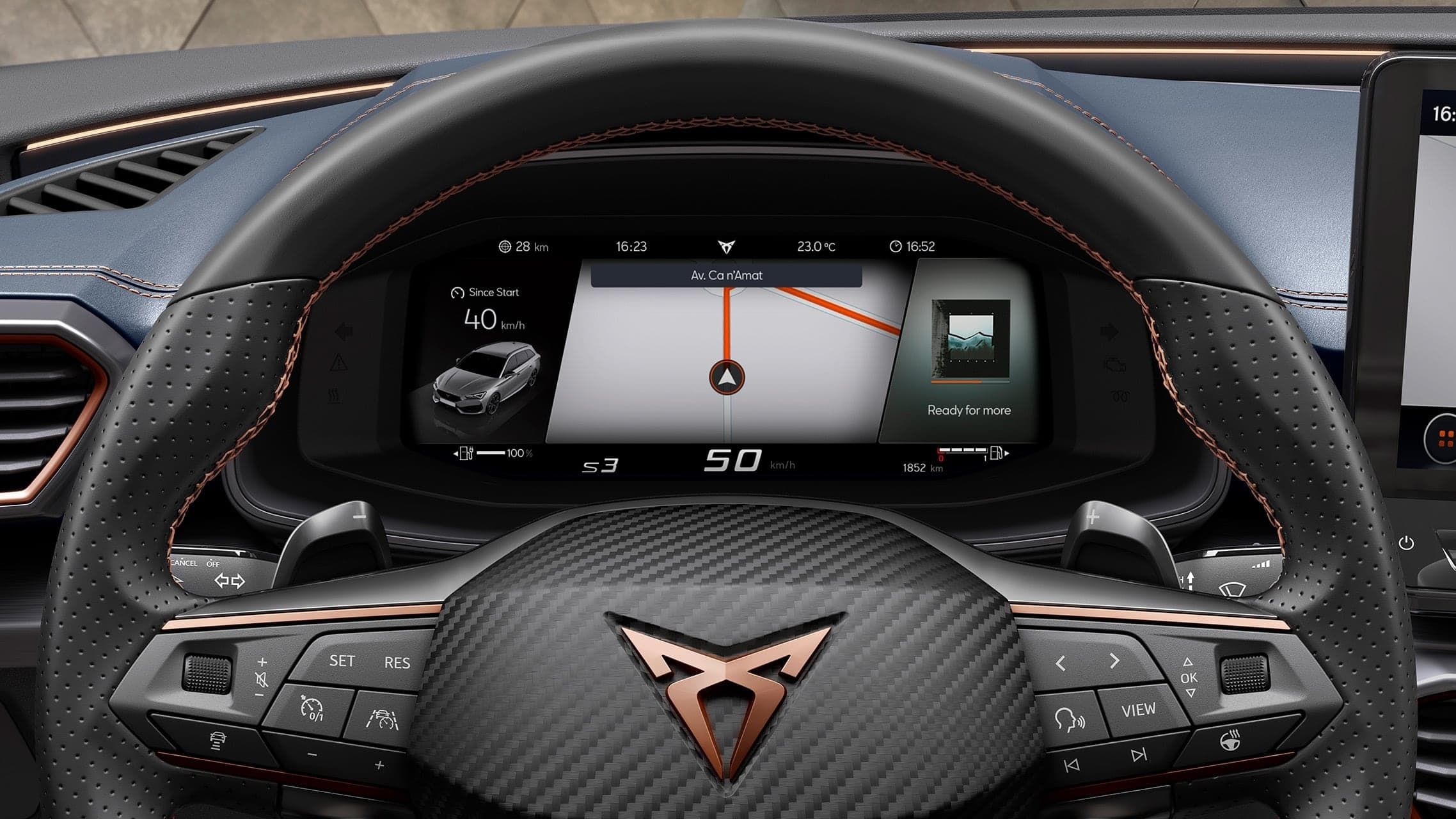 rodinný sportovní vůz CUPRA Leon Sportstourer ehybrid, pohled na interiér s digitálním kokpitem, hlasovým ovládáním a informačním a zábavním systémem 