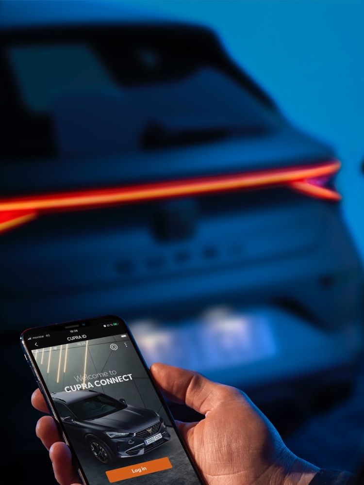CUPRA Born Aurora Blue barva na parkovišti