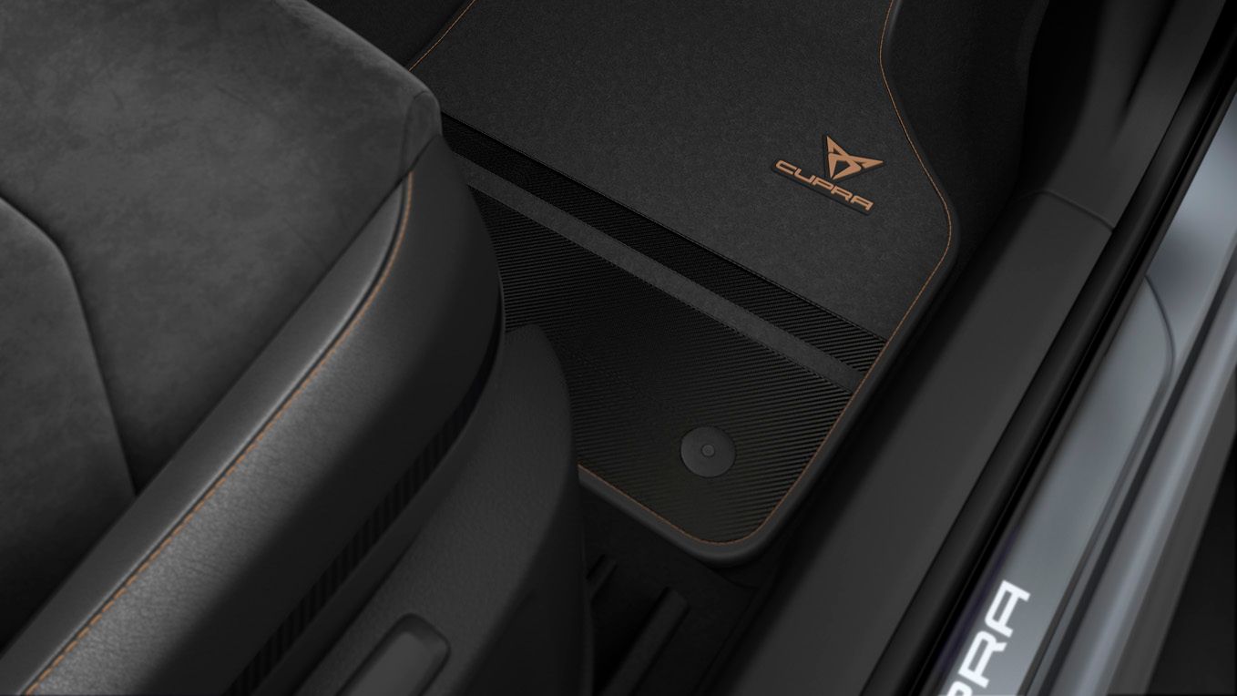 CUPRA Ateca 2020 pohled do interiéru na supersportovní volant a obrazovku infotainmentu