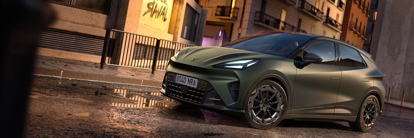 CUPRA Raval VZ v exkluzivním matném odstínu Manganese Matt zachycená z předního tříčtvrtečního pohledu, který zvýrazňuje futuristický design, sportovní charakter a dynamické linie elektrického městského vozu CUPRA.