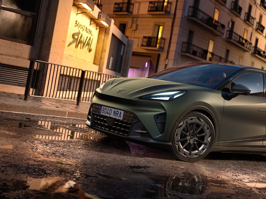 CUPRA Raval VZ v exkluzivním matném odstínu Manganese Matt zachycená z předního tříčtvrtečního pohledu, který zvýrazňuje futuristický design, sportovní charakter a dynamické linie elektrického městského vozu CUPRA.