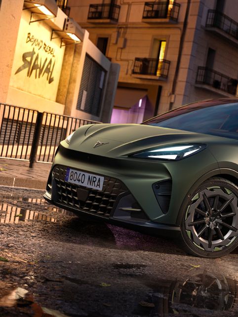 CUPRA Raval VZ v exkluzivním matném odstínu Manganese Matt zachycená z předního tříčtvrtečního pohledu, který zvýrazňuje futuristický design, sportovní charakter a dynamické linie elektrického městského vozu CUPRA.