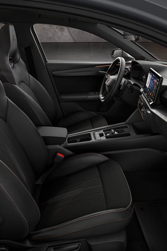 Nový kompaktní sportovní vůz CUPRA Leon 5D ehybrid, skořepinová sedadla čalouněná tkaninou Sharp a základní designové výplně dveří.