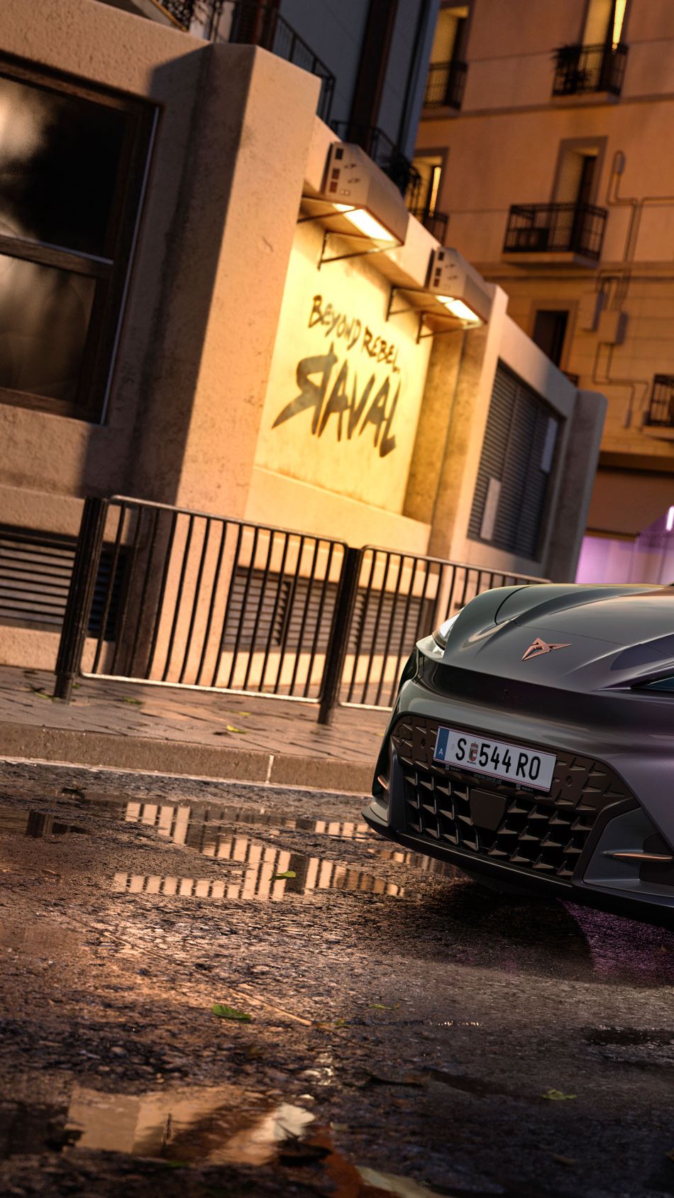 CUPRA Raval VZ in Plasma steht auf einer Straße in urbaner Umgebung