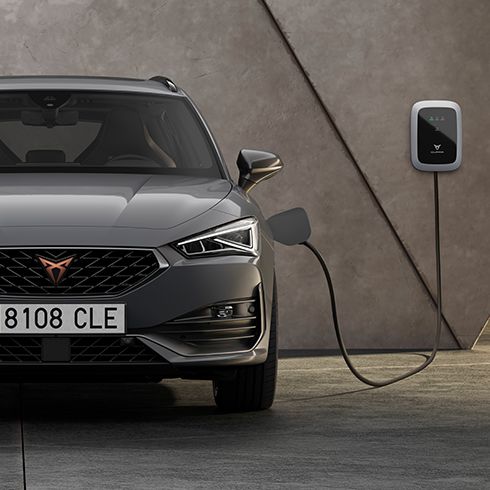 Nový rodinný sportovní vůz CUPRA Leon Sportstourer ehybrid v barvě graphene šedá, pohled zpředu při nabíjení