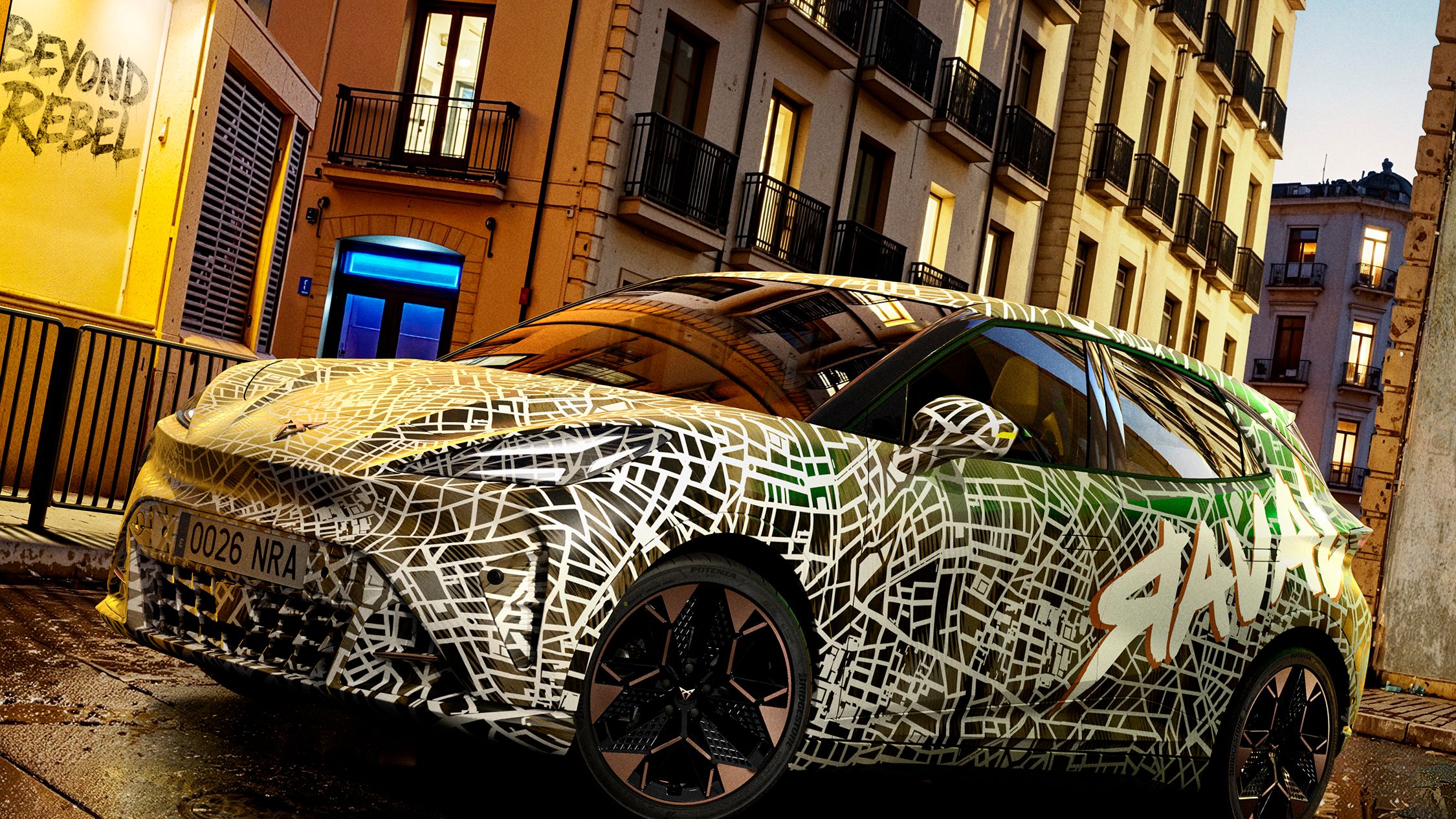 Kamuflovaná CUPRA Raval ve městě