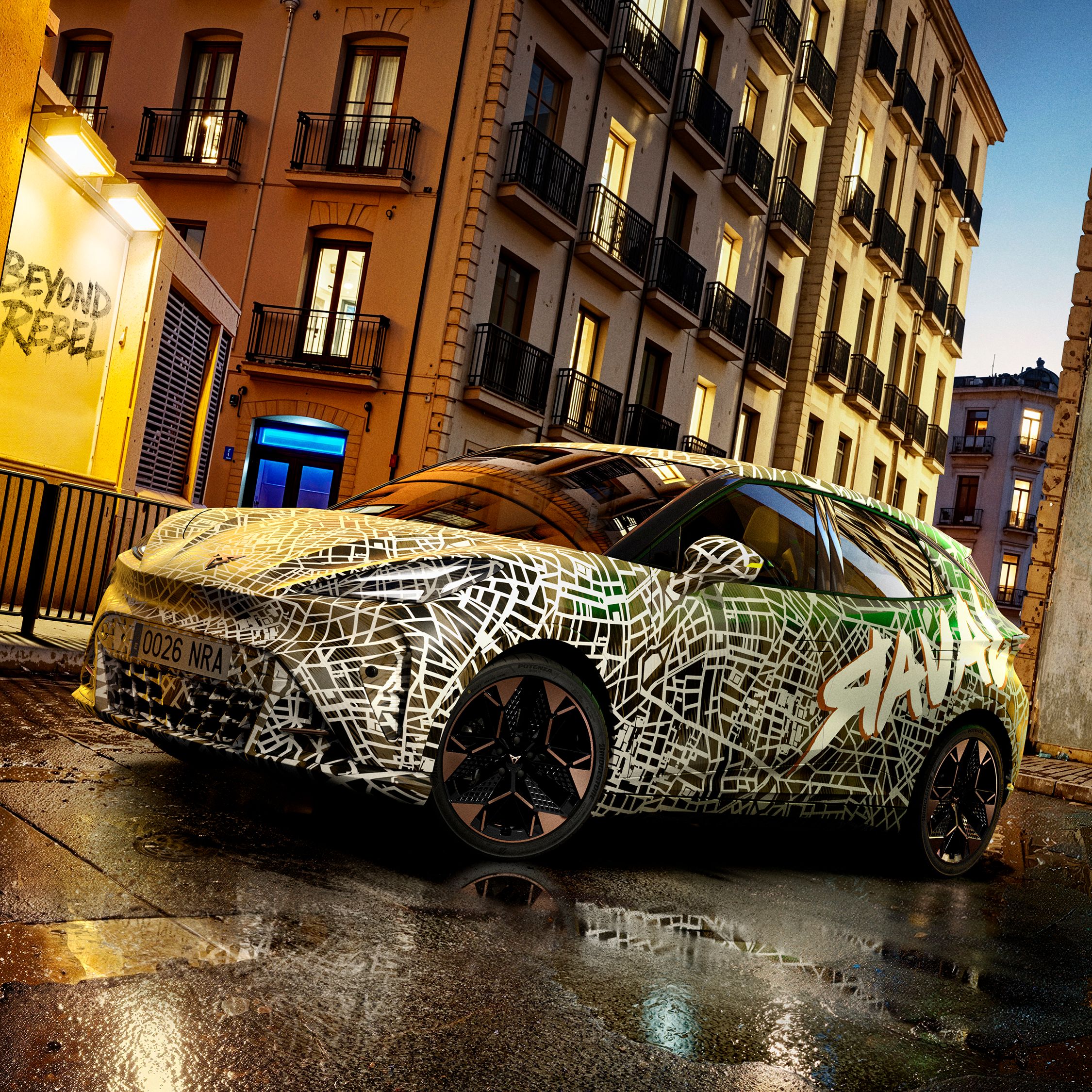 Kamuflovaná CUPRA Raval ve městě