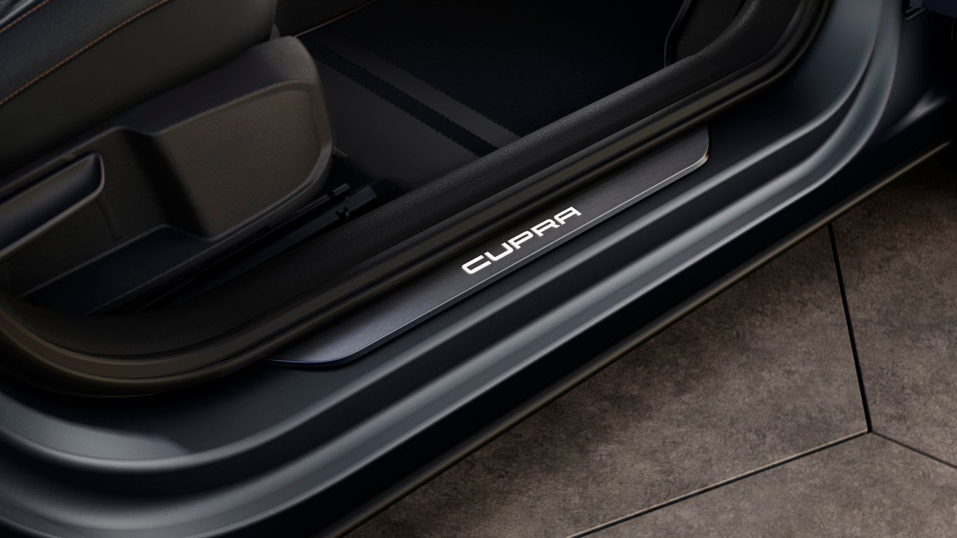 Cupra Formentor osvětlená prahová nástupní lišta CUPRA.