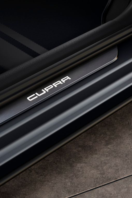 Cupra Formentor osvětlená prahová nástupní lišta CUPRA.