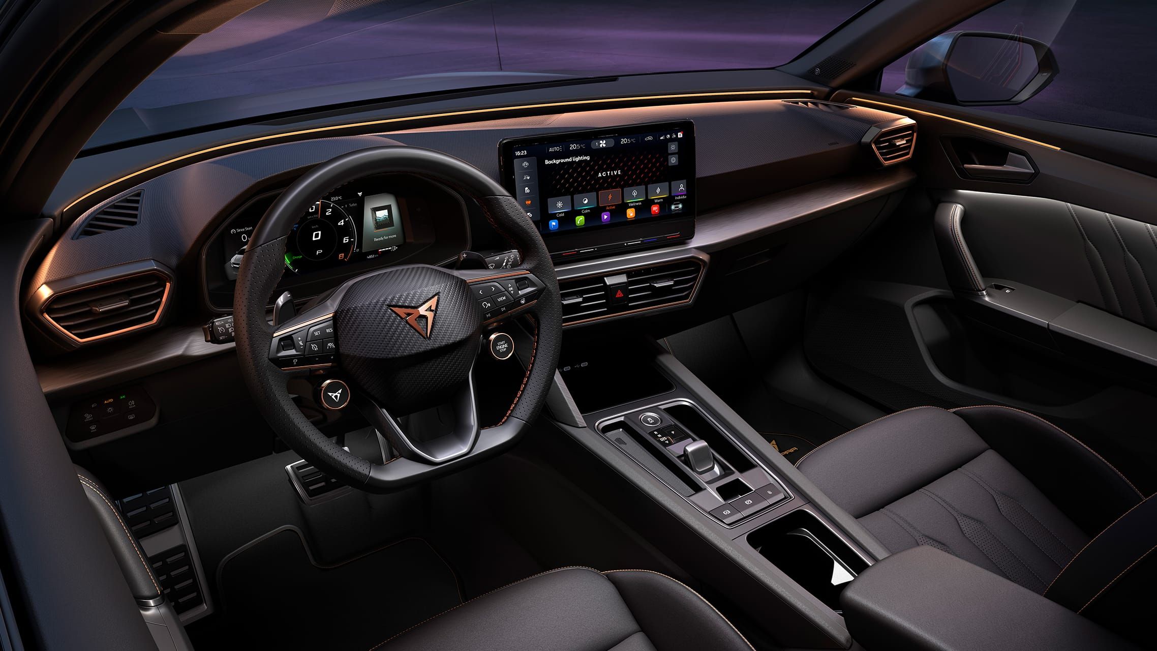 Nový kompaktní sportovní vůz CUPRA Leon 5D ehybrid, pohled do interiéru na palubní desku, kožený volant a ambientní osvětlení