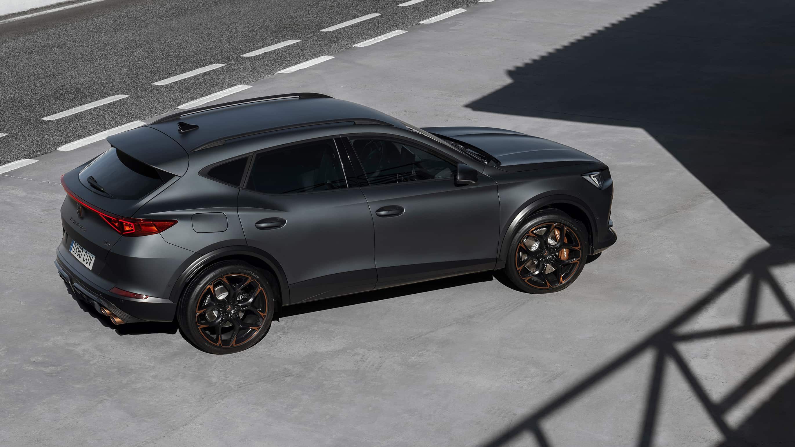 CUPRA Formentor VZ5 boční pohled a 20" kola z lehkých slitin 