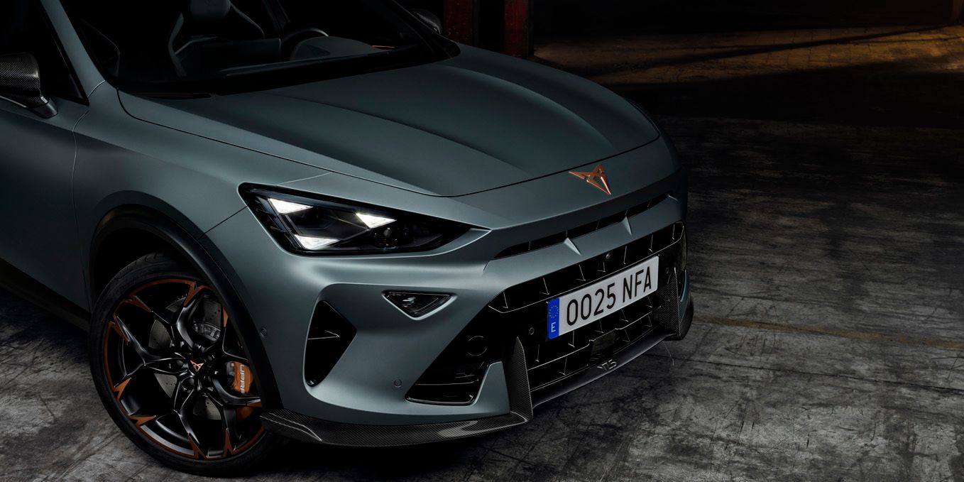 Detailní záběr přední části modelu CUPRA Formentor VZ5, který zdůrazňuje design litých kol v měděné a černé barvě.