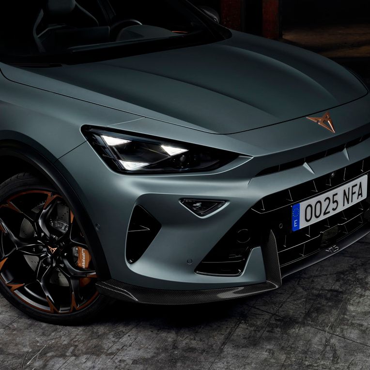 Detailní záběr přední části modelu CUPRA Formentor VZ5, který zdůrazňuje design litých kol v měděné a černé barvě.