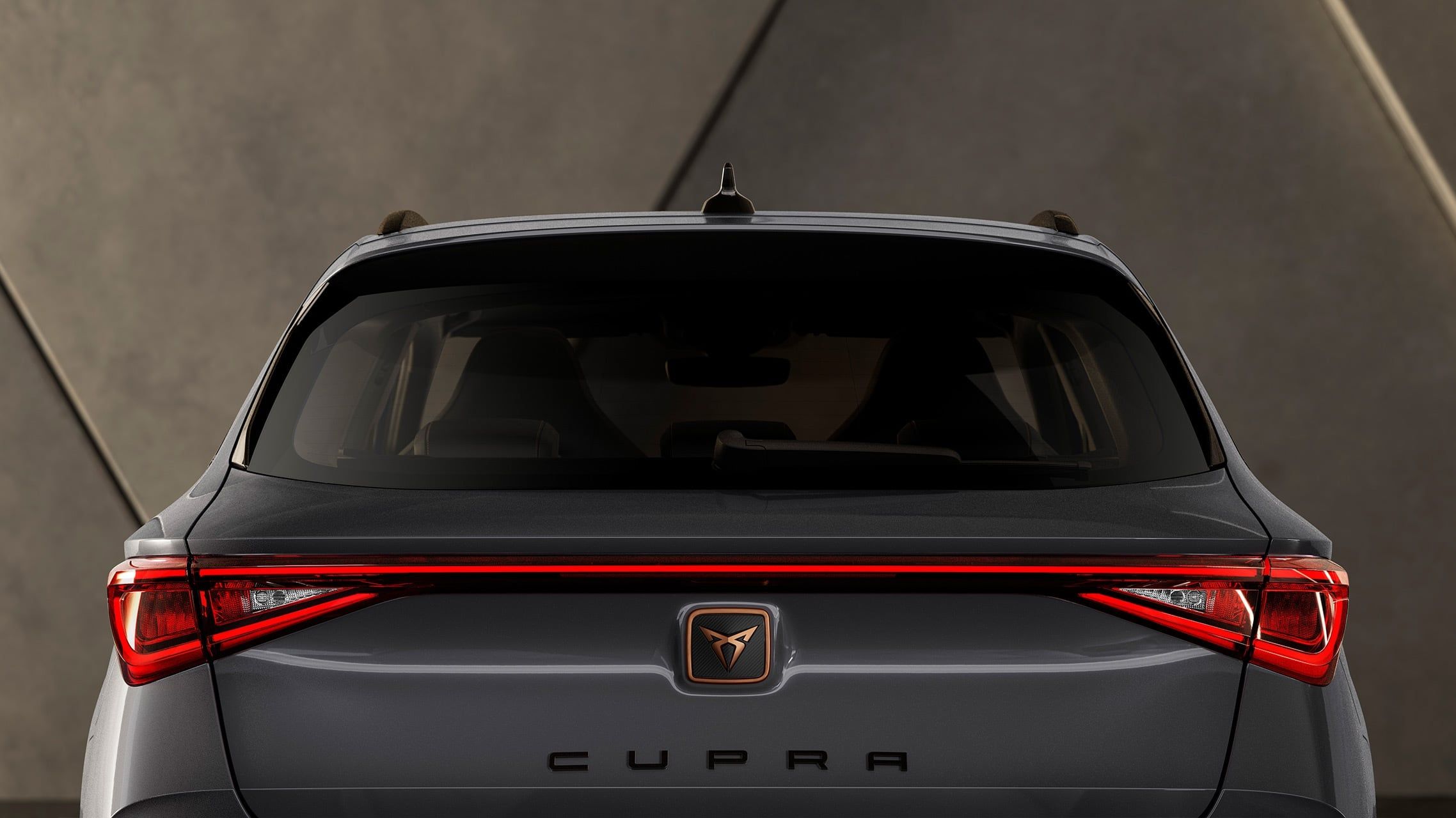Pohled zblízka na zadní coast-to-coast světla nového modelu CUPRA Leon Sportstourer ehybrid