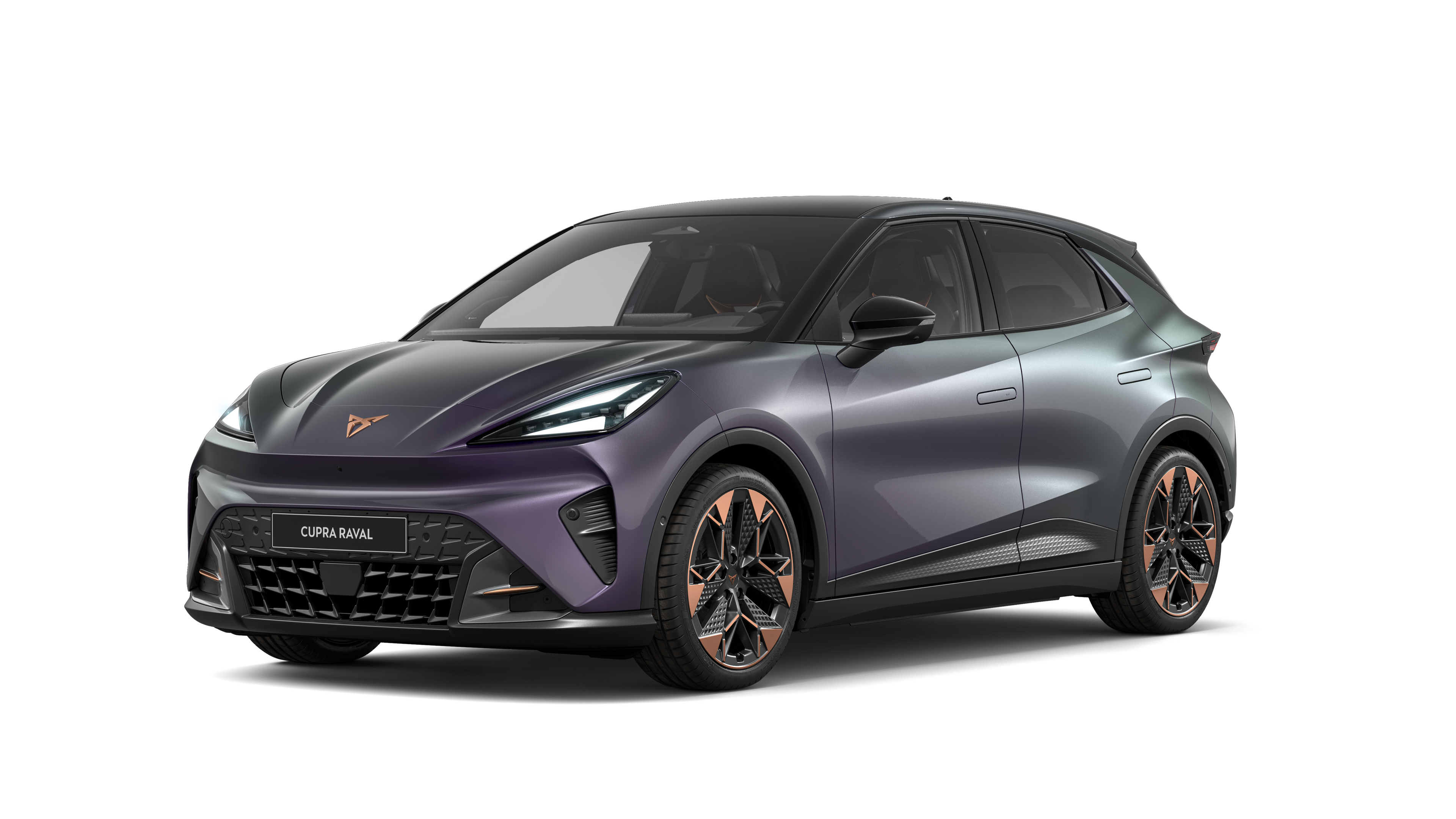 CUPRA Raval – dynamický 3/4 pohled zepředu na bílém pozadí, zvýrazňující sportovní design, výraznou příď a charakteristické prvky značky CUPRA.