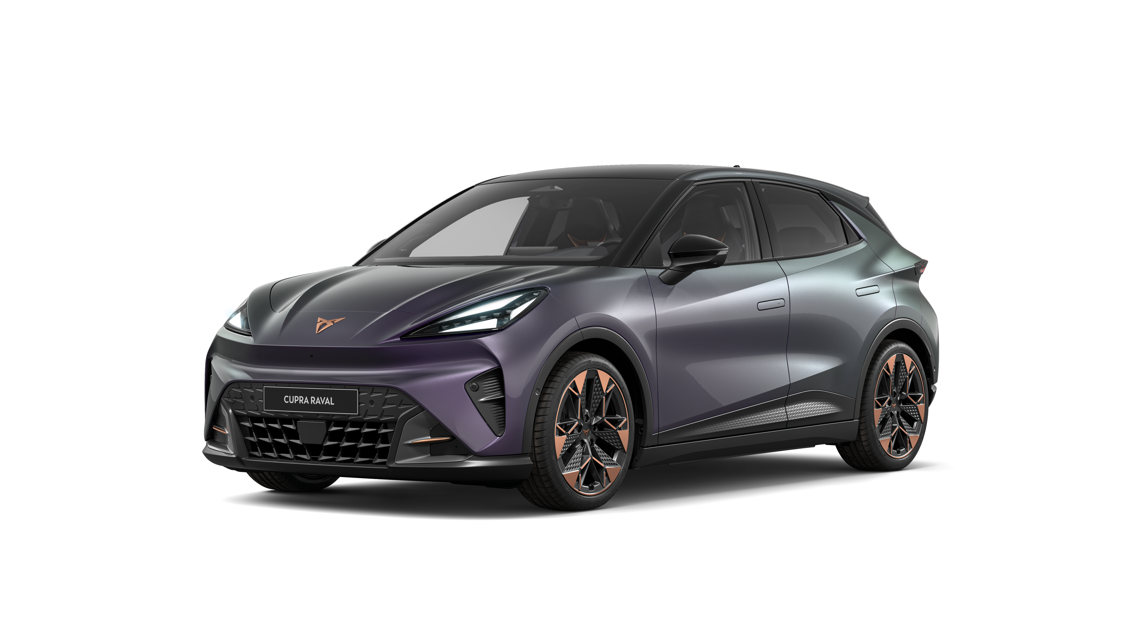 CUPRA Raval – dynamický 3/4 pohled zepředu na bílém pozadí, zvýrazňující sportovní design, výraznou příď a charakteristické prvky značky CUPRA.