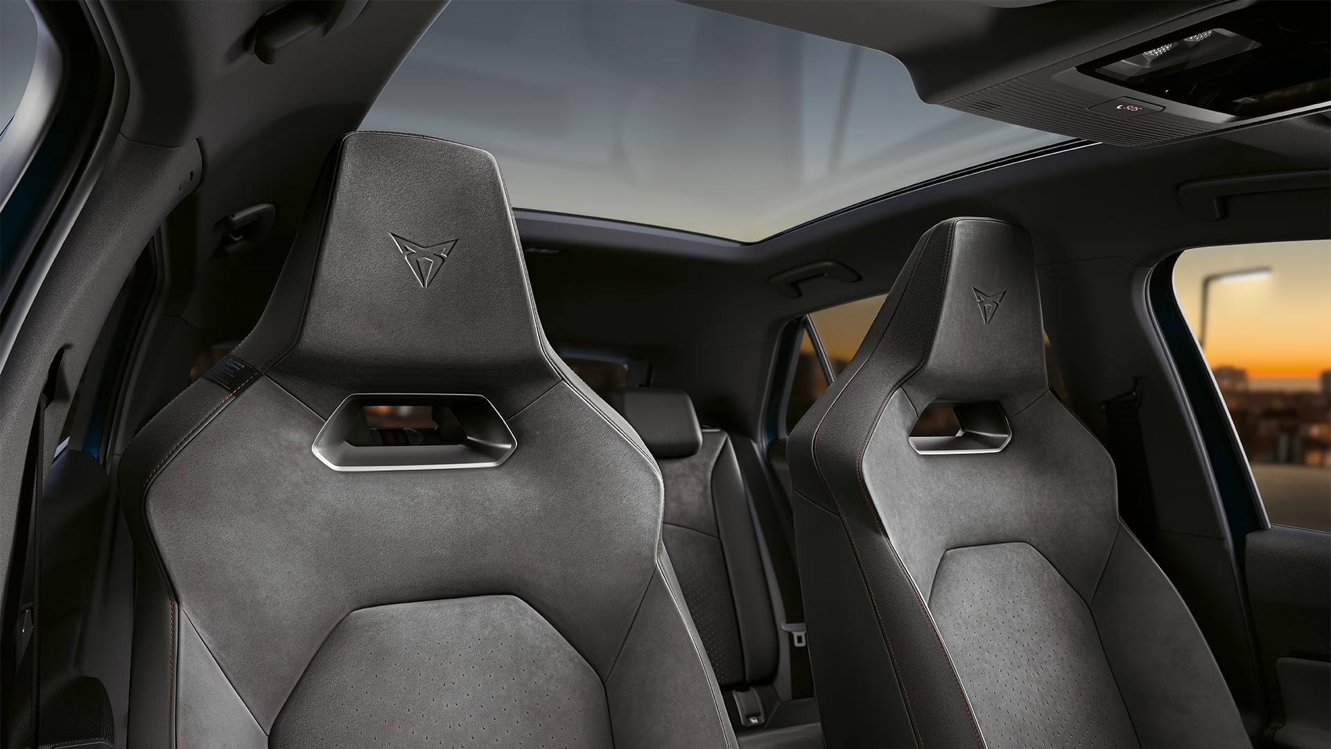 Sedadla v interiéru se skleněnou střechou